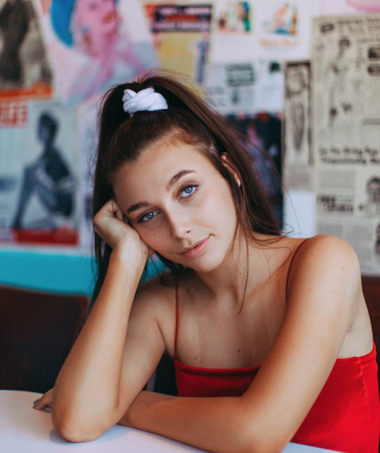 THE RISE OF EMMA CHAMBERLAIN: from r to a fashion it girl +